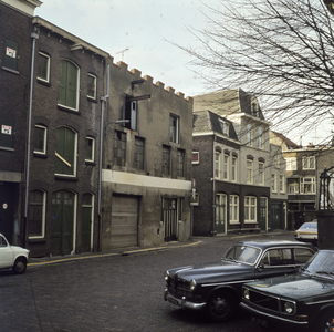 859592 Gezicht op het Buurkerkhof te Utrecht en de voorgevels van Buurkerkhof 6 en 4.